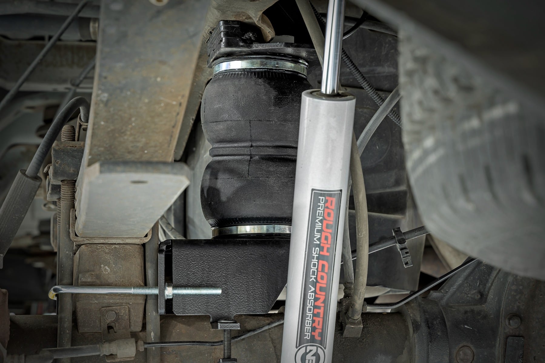 Rough Country Air Spring Kit w/compressor Wireless Controller 3-6β³ Lifts Ford F-250/F-350 Super Duty (05-16)