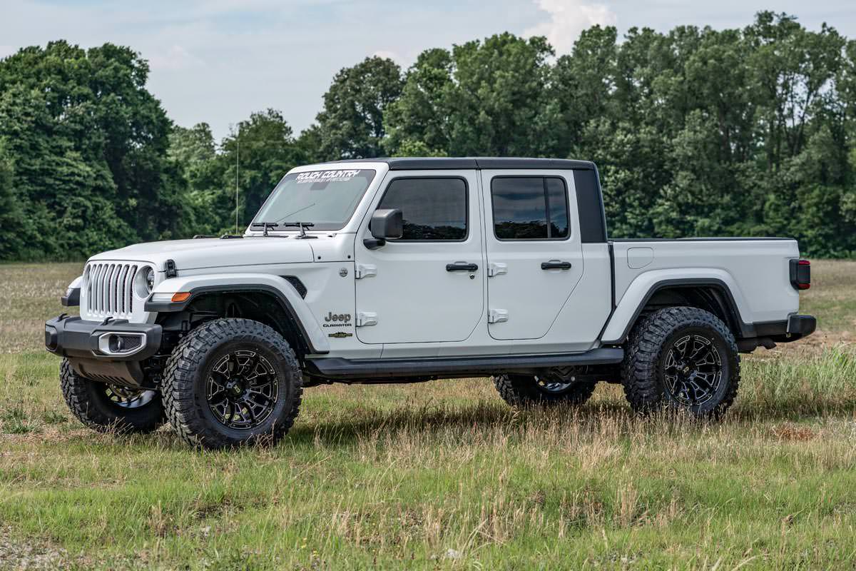 Rough Country 2.5 Inch Leveling Kits Springs M1R Jeep Gladiator JT 4WD (2020-2023)