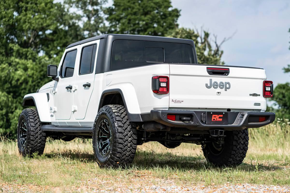 Rough Country 2.5 Inch Leveling Kits Springs M1R Jeep Gladiator JT 4WD (2020-2023)