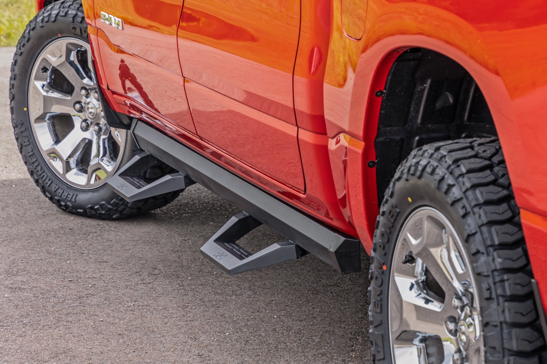Rough Country SRX2 Adj Aluminum Step Crew Cab Ram 1500 (19-26)/1500 TRX (21-24)