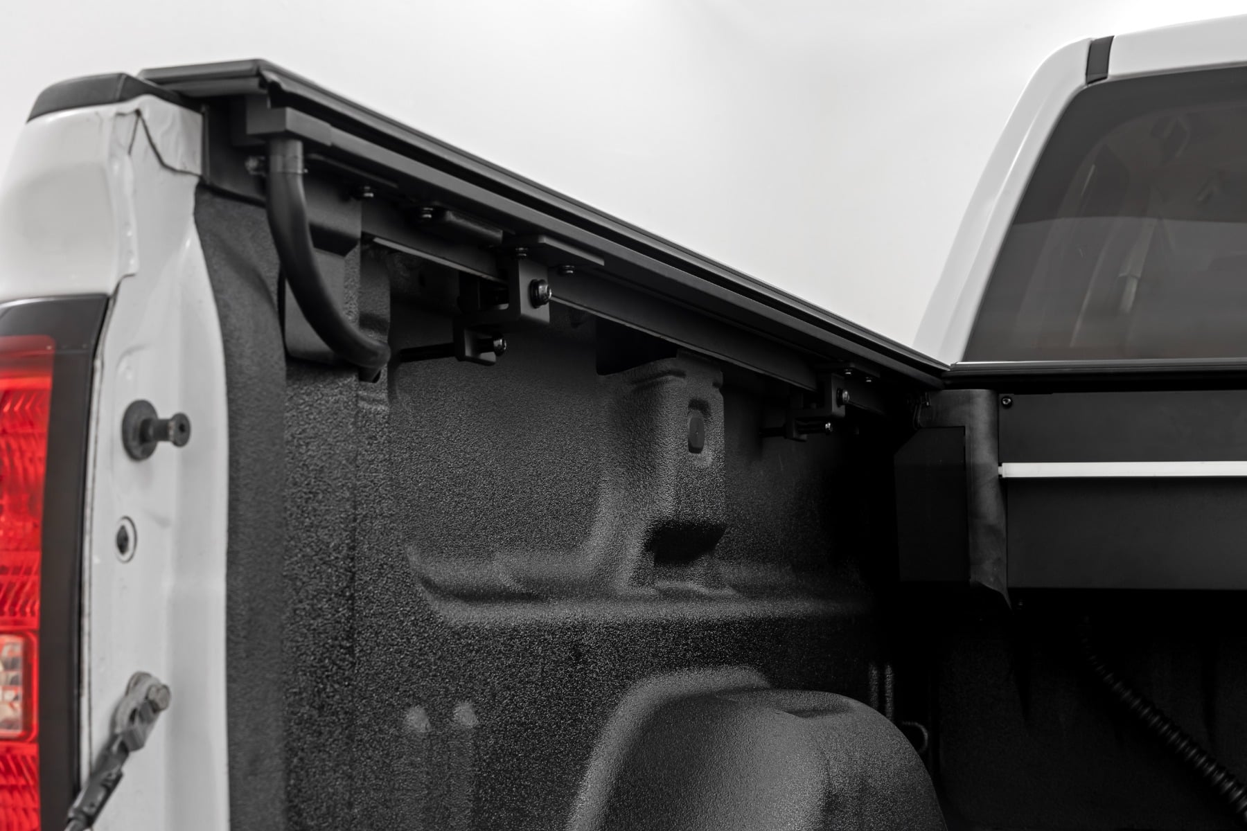 Rough Country Powered Bed Cover 6β7β³ Bed Chevy/GMC 1500/2500HD/3500HD (14-19 & Classic)