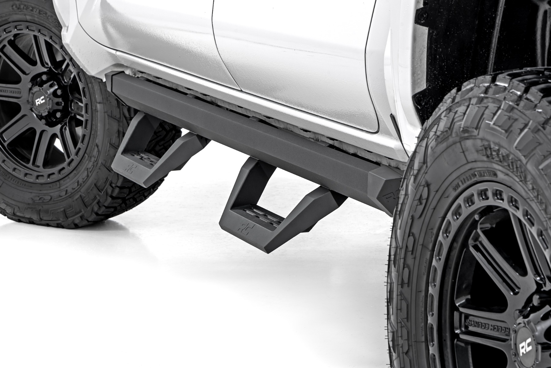 SRX2 Adjustable Aluminum Steps | Double Cab | Toyota Tacoma 2WD/4WD (24-26) — Rough Country