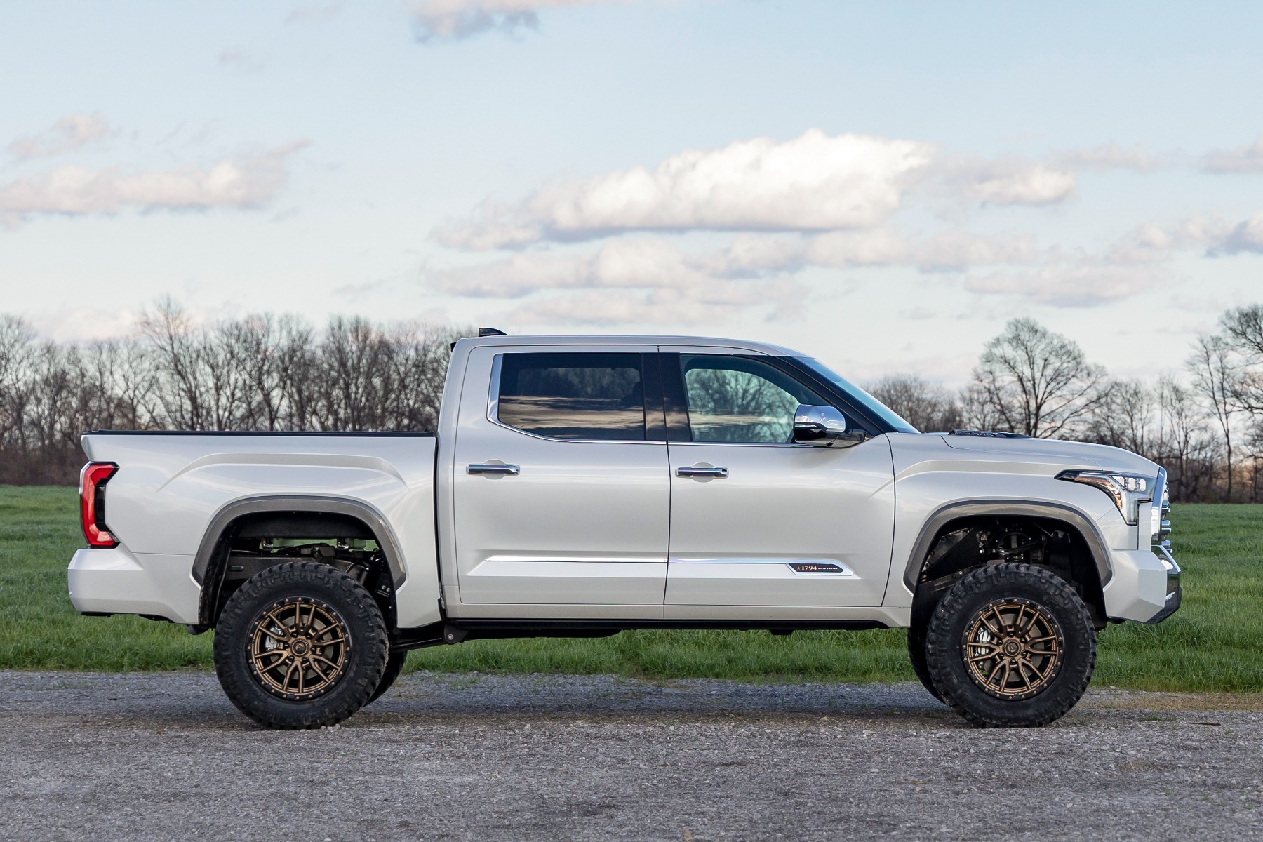 Rough Country 6 Inch Lift Kit OE Air Ride Toyota Tundra 4WD (2022-2026)