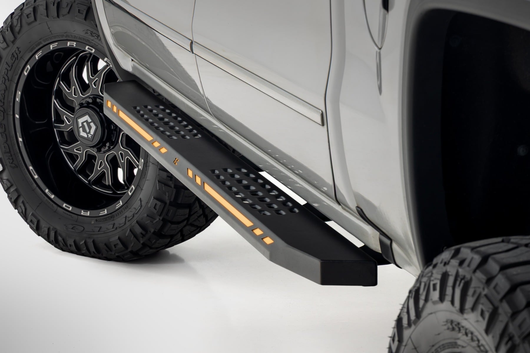 AC2 Running Boards | Amber/White | Crew Cab | Chevy/GMC 1500 (07-18) — Rough Country