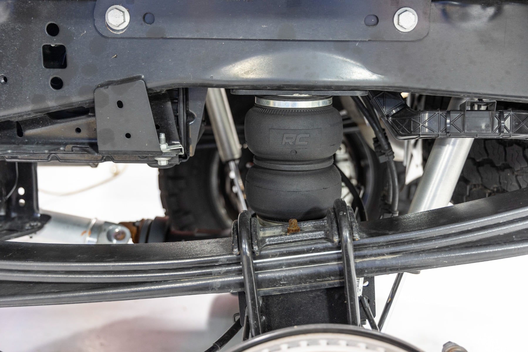 Rough Country Air Spring Kit w/compressor Wireless Controller Ford F-250/F-350 Super Duty (17-26)