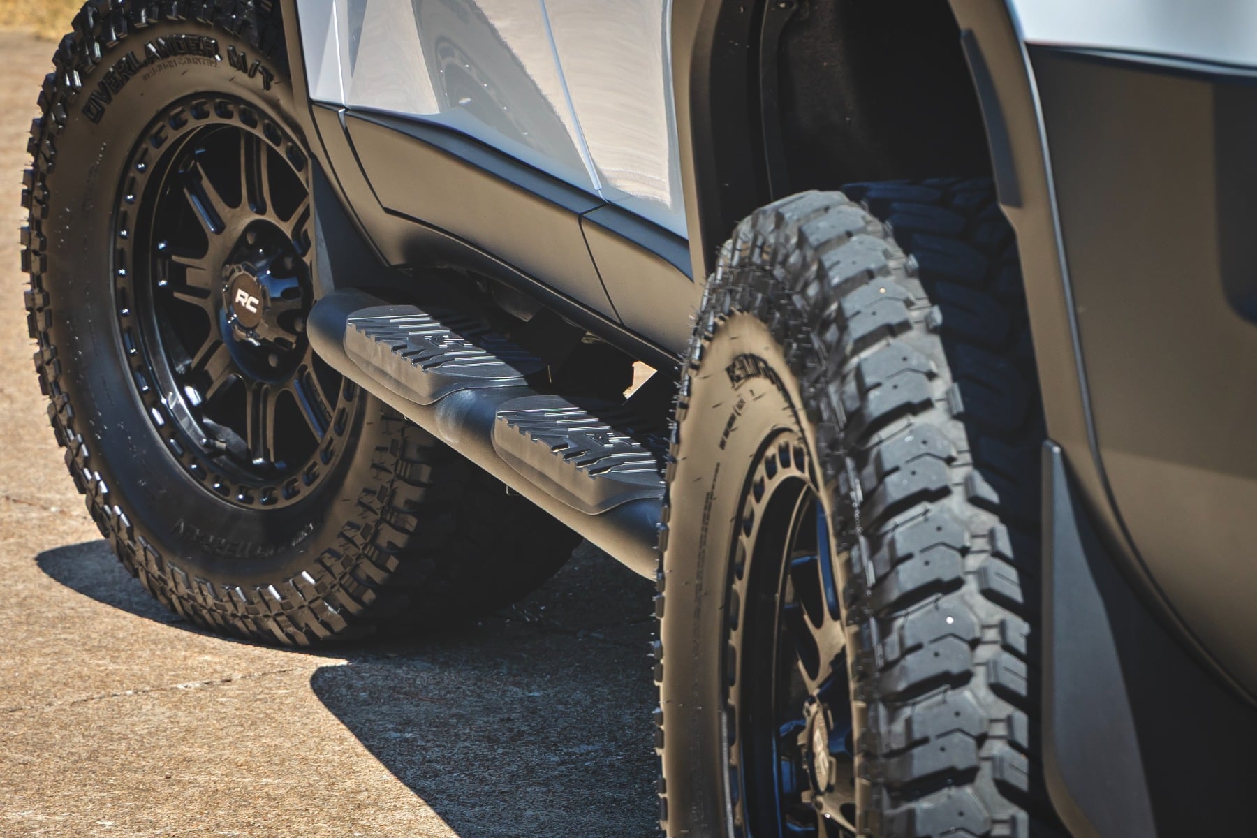 Rough Country Oval Nerf Steps Black Toyota Land Cruiser 4WD (2024-2026)