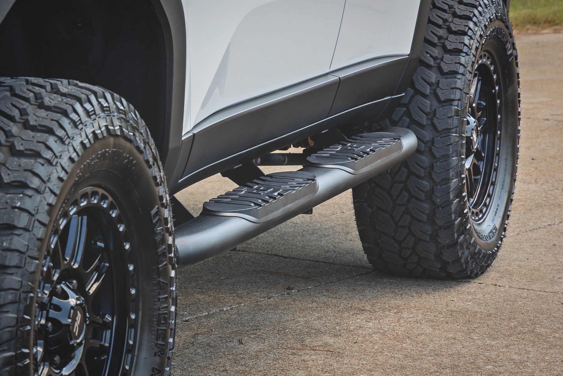 Rough Country Oval Nerf Steps Black Toyota Land Cruiser 4WD (2024-2026)
