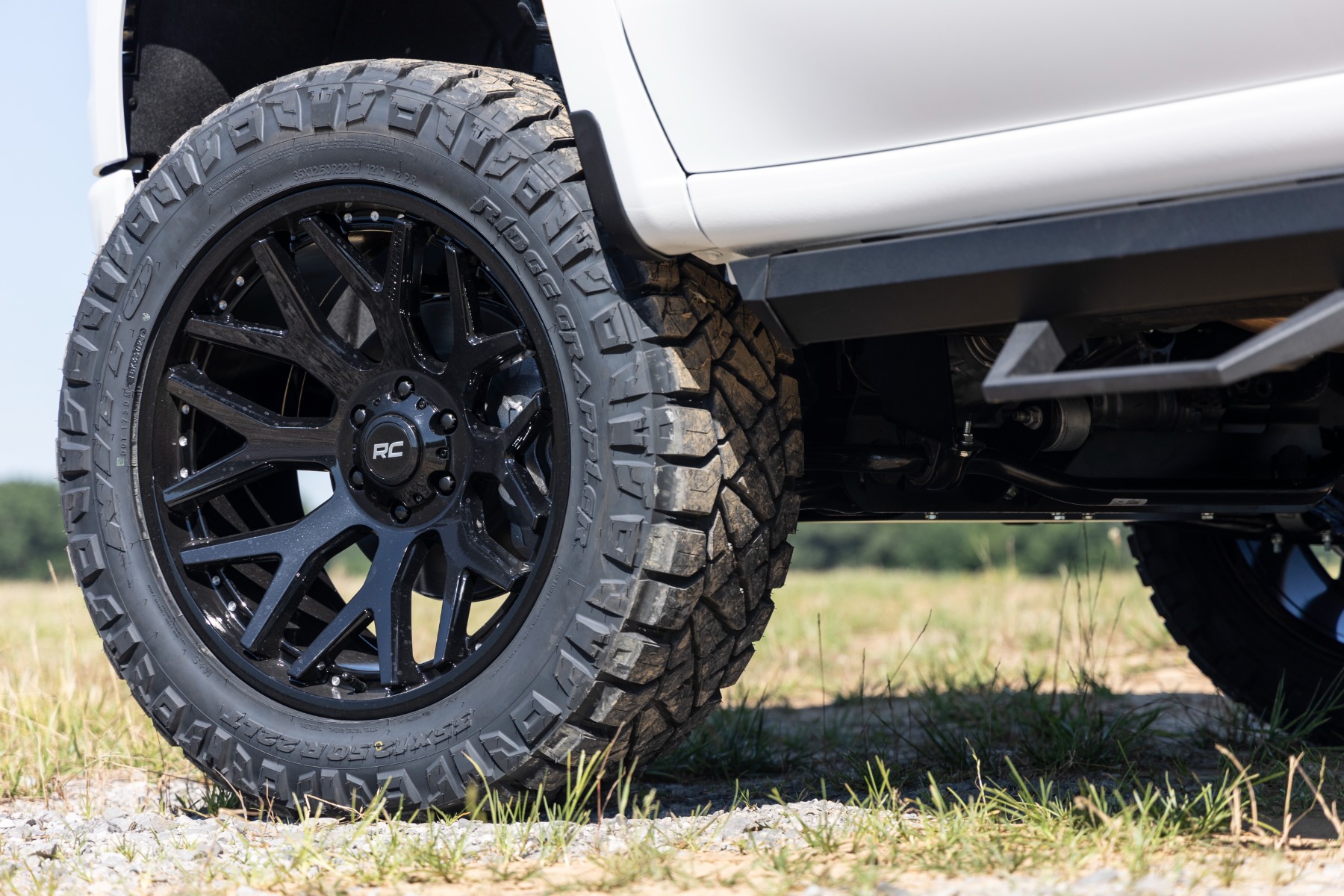 Rough Country 95 Series Wheel One-Piece Gloss Black 22x10 6x5.5 -25mm