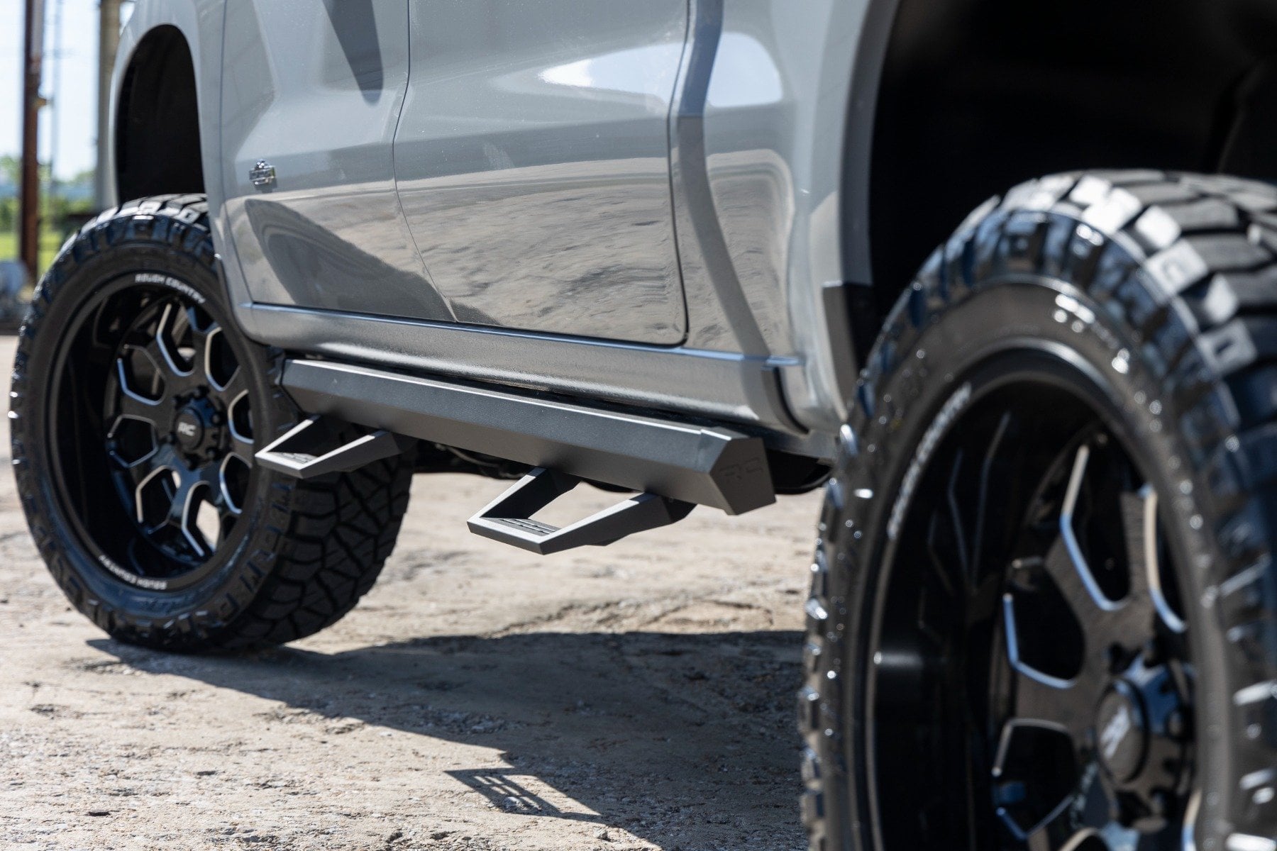 Rough Country 96 Series Wheel One-Piece Gloss Black 22x10 6x5.5 -19mm
