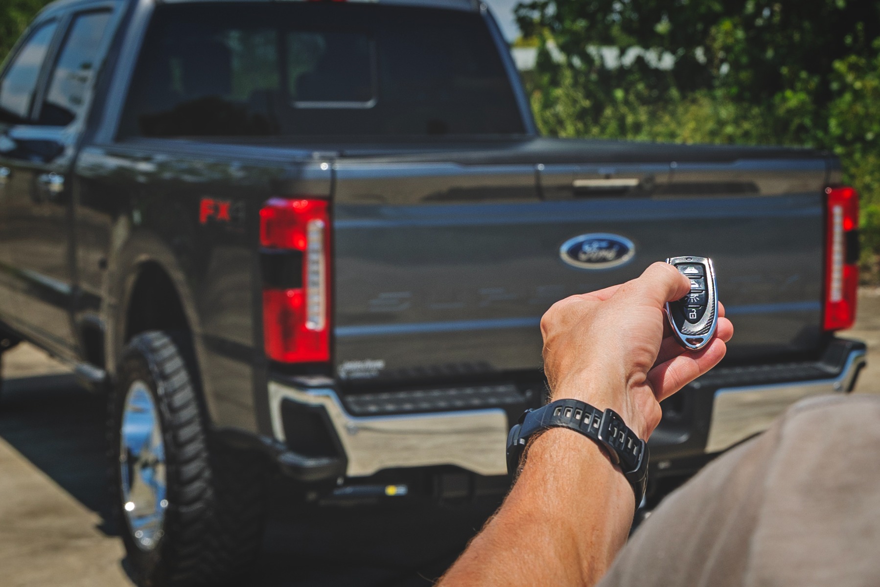 Rough Country Powered Retractable Bed Cover 6β10β Bed Ford F-250/F-350 Super Duty (17-26)