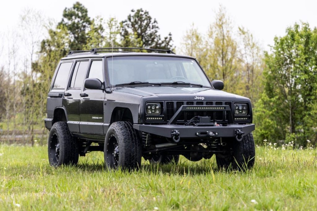 Rough Country 3 Inch Lift Kit RR Springs V2 Jeep Cherokee XJ 2WD/4WD (1984-2001)